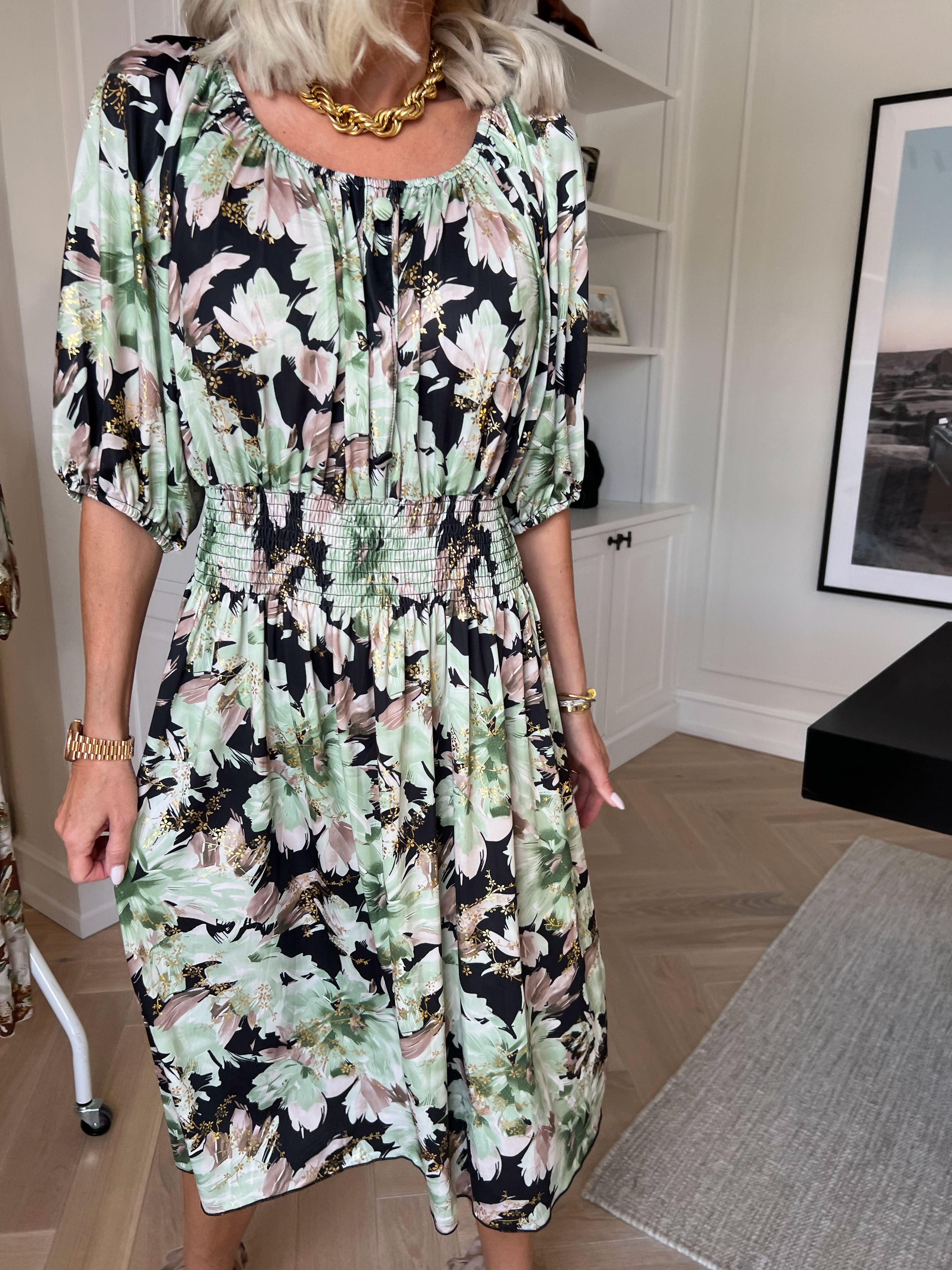 Cora Flower Midi - Elastisk blomstret kjole med guld print